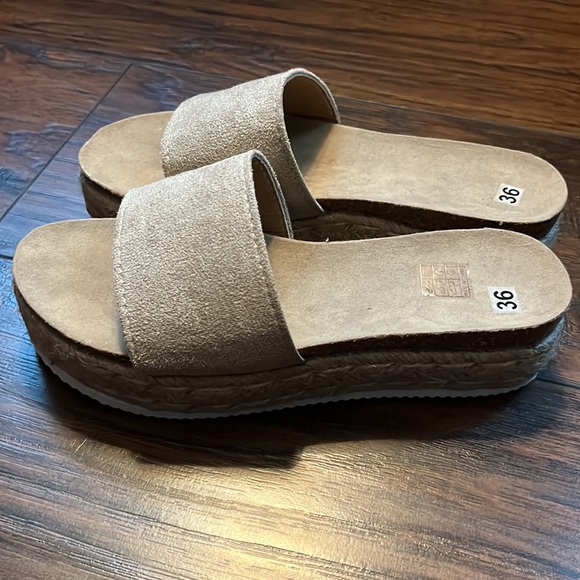 NWOT Platform Sandals - Picture 2 of 4